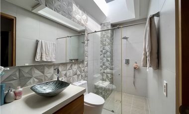 CASA CON VISTA A LA CIUDAD EN MEDELLN