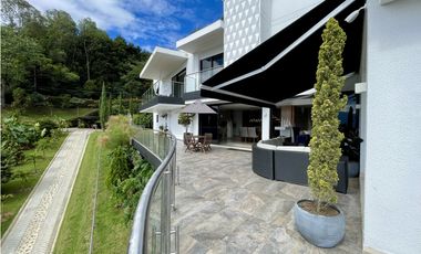 CASA CON VISTA A LA CIUDAD EN MEDELLN