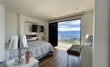 CASA CON VISTA A LA CIUDAD EN MEDELLN