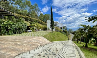 CASA CON VISTA A LA CIUDAD EN MEDELLN