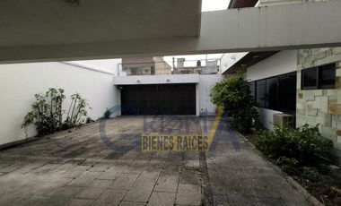 CASA EN VENTA EN EL CENTRO DE LA CIUDAD: ¡AMPLIA, BIEN UBICADA Y LISTA PARA SER TUYA