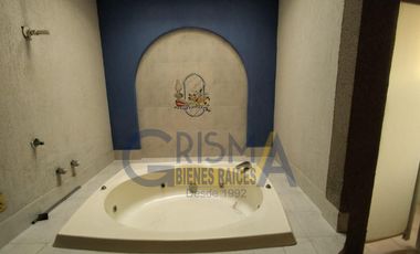 CASA EN VENTA EN EL CENTRO DE LA CIUDAD: ¡AMPLIA, BIEN UBICADA Y LISTA PARA SER TUYA