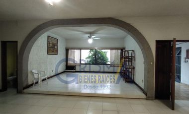 CASA EN VENTA EN EL CENTRO DE LA CIUDAD: ¡AMPLIA, BIEN UBICADA Y LISTA PARA SER TUYA