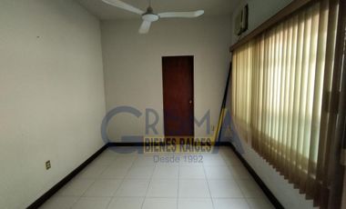 CASA EN VENTA EN EL CENTRO DE LA CIUDAD: ¡AMPLIA, BIEN UBICADA Y LISTA PARA SER TUYA
