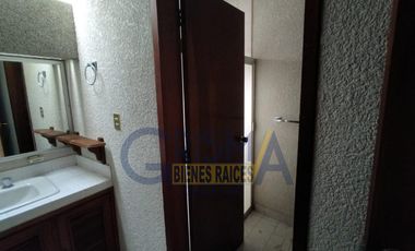 CASA EN VENTA EN EL CENTRO DE LA CIUDAD: ¡AMPLIA, BIEN UBICADA Y LISTA PARA SER TUYA