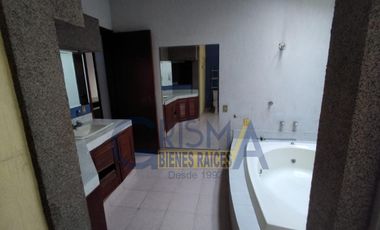 CASA EN VENTA EN EL CENTRO DE LA CIUDAD: ¡AMPLIA, BIEN UBICADA Y LISTA PARA SER TUYA