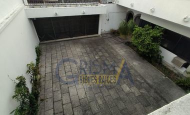CASA EN VENTA EN EL CENTRO DE LA CIUDAD: ¡AMPLIA, BIEN UBICADA Y LISTA PARA SER TUYA