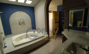 CASA EN VENTA EN EL CENTRO DE LA CIUDAD: ¡AMPLIA, BIEN UBICADA Y LISTA PARA SER TUYA