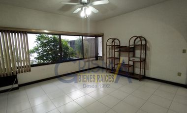 CASA EN VENTA EN EL CENTRO DE LA CIUDAD: ¡AMPLIA, BIEN UBICADA Y LISTA PARA SER TUYA