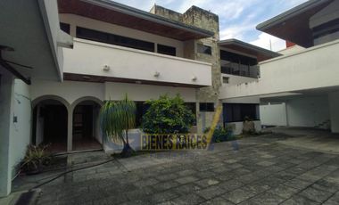 CASA EN VENTA EN EL CENTRO DE LA CIUDAD: ¡AMPLIA, BIEN UBICADA Y LISTA PARA SER TUYA