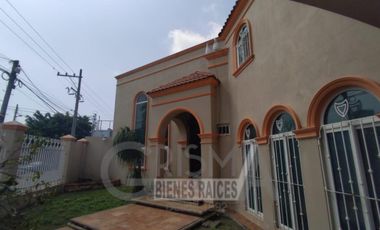 AMPLIA CASA CON EXCELENTE UBICACIÓN EN ZONA RESIDENCIAL DE POZA RICA.