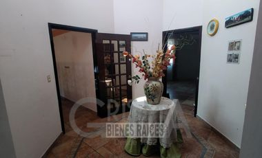 AMPLIA CASA CON EXCELENTE UBICACIÓN EN ZONA RESIDENCIAL DE POZA RICA.