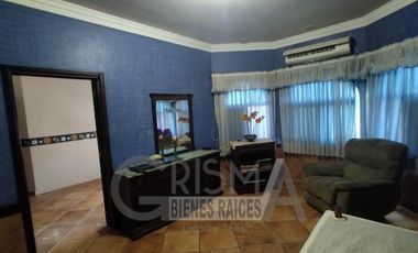 AMPLIA CASA CON EXCELENTE UBICACIÓN EN ZONA RESIDENCIAL DE POZA RICA.