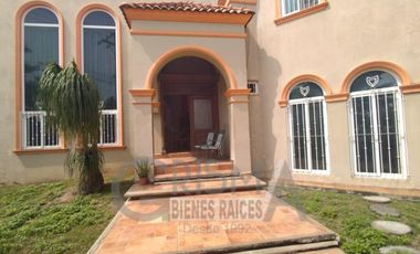 AMPLIA CASA CON EXCELENTE UBICACIÓN EN ZONA RESIDENCIAL DE POZA RICA.