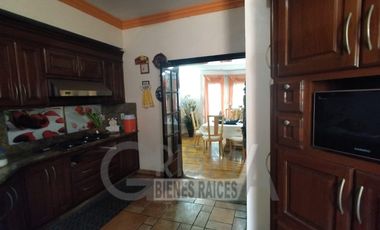 AMPLIA CASA CON EXCELENTE UBICACIÓN EN ZONA RESIDENCIAL DE POZA RICA.