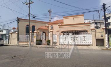AMPLIA CASA CON EXCELENTE UBICACIÓN EN ZONA RESIDENCIAL DE POZA RICA.