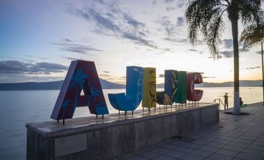 Hermosa casa en venta al lado del lago de Chapala
