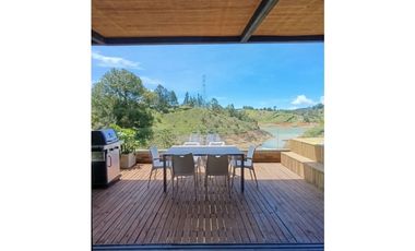 CASA FINCA EN EL PEÑOL EN UNIDAD CERRADA CON EMBALSE