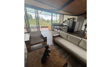 CASA FINCA EN EL PEÑOL EN UNIDAD CERRADA CON EMBALSE