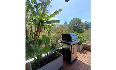 CASA FINCA EN EL PEÑOL EN UNIDAD CERRADA CON EMBALSE