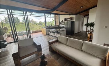 CASA FINCA EN EL PEÑOL EN UNIDAD CERRADA CON EMBALSE