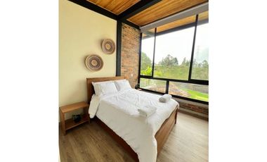 CASA FINCA EN EL PEÑOL EN UNIDAD CERRADA CON EMBALSE