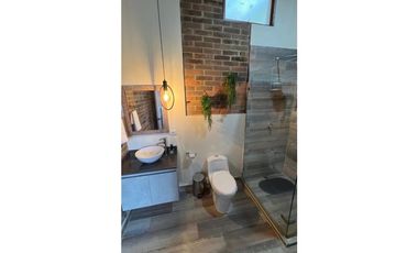 CASA FINCA EN EL PEÑOL EN UNIDAD CERRADA CON EMBALSE