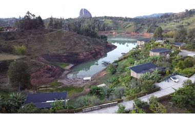 CASA FINCA EN EL PEÑOL EN UNIDAD CERRADA CON EMBALSE