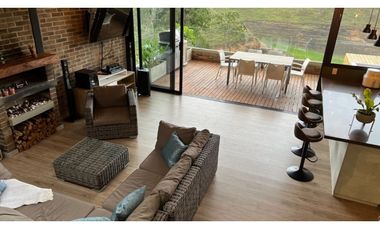 CASA FINCA EN EL PEÑOL EN UNIDAD CERRADA CON EMBALSE