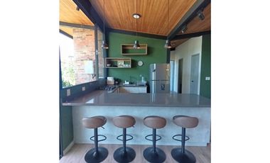 CASA FINCA EN EL PEÑOL EN UNIDAD CERRADA CON EMBALSE