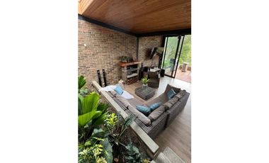 CASA FINCA EN EL PEÑOL EN UNIDAD CERRADA CON EMBALSE