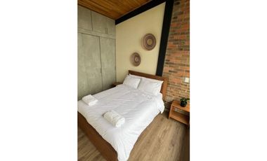 CASA FINCA EN EL PEÑOL EN UNIDAD CERRADA CON EMBALSE