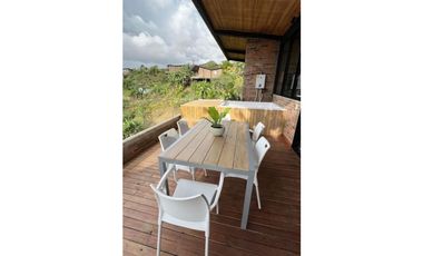 CASA FINCA EN EL PEÑOL EN UNIDAD CERRADA CON EMBALSE