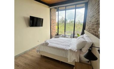 CASA FINCA EN EL PEÑOL EN UNIDAD CERRADA CON EMBALSE