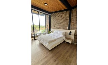 CASA FINCA EN EL PEÑOL EN UNIDAD CERRADA CON EMBALSE