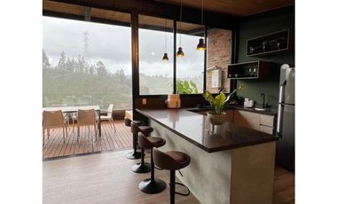 CASA FINCA EN EL PEÑOL EN UNIDAD CERRADA CON EMBALSE