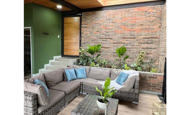 CASA FINCA EN EL PEÑOL EN UNIDAD CERRADA CON EMBALSE