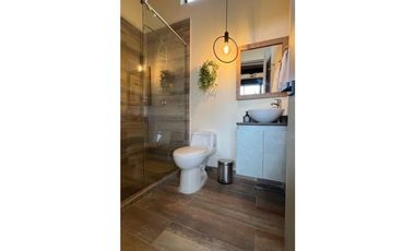 CASA FINCA EN EL PEÑOL EN UNIDAD CERRADA CON EMBALSE