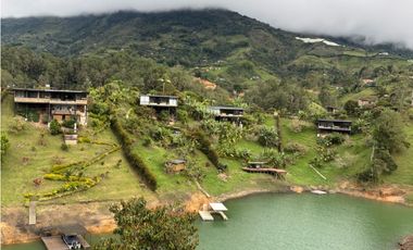 CASA FINCA EN EL PEÑOL EN UNIDAD CERRADA CON EMBALSE