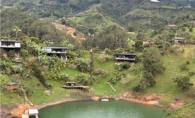 CASA FINCA EN EL PEÑOL EN UNIDAD CERRADA CON EMBALSE