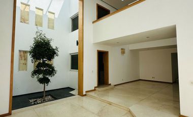 Moderna Casa en Fraccionamiento Puerta de Hierro Dentro de Coto