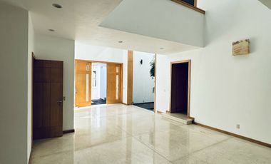 Moderna Casa en Fraccionamiento Puerta de Hierro Dentro de Coto