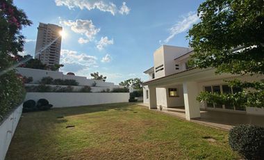Moderna Casa en Fraccionamiento Puerta de Hierro Dentro de Coto