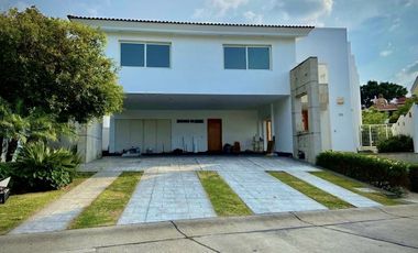 Moderna Casa en Fraccionamiento Puerta de Hierro Dentro de Coto