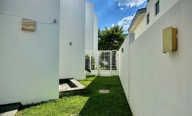 Moderna Casa en Fraccionamiento Puerta de Hierro Dentro de Coto