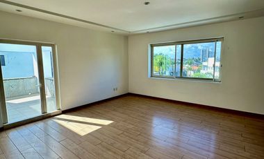 Moderna Casa en Fraccionamiento Puerta de Hierro Dentro de Coto