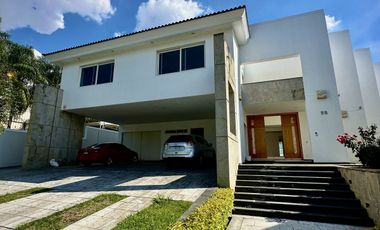 Moderna Casa en Fraccionamiento Puerta de Hierro Dentro de Coto