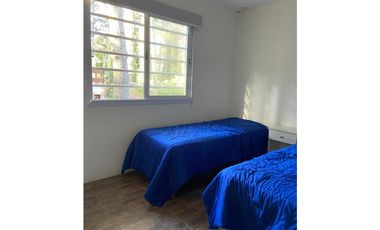 Casa en venta en Pinamar. Moderna y muy luminosa. 3 dorm + dependencia