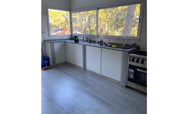 Casa en venta en Pinamar. Moderna y muy luminosa. 3 dorm + dependencia