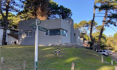 Casa en venta en Pinamar. Moderna y muy luminosa. 3 dorm + dependencia